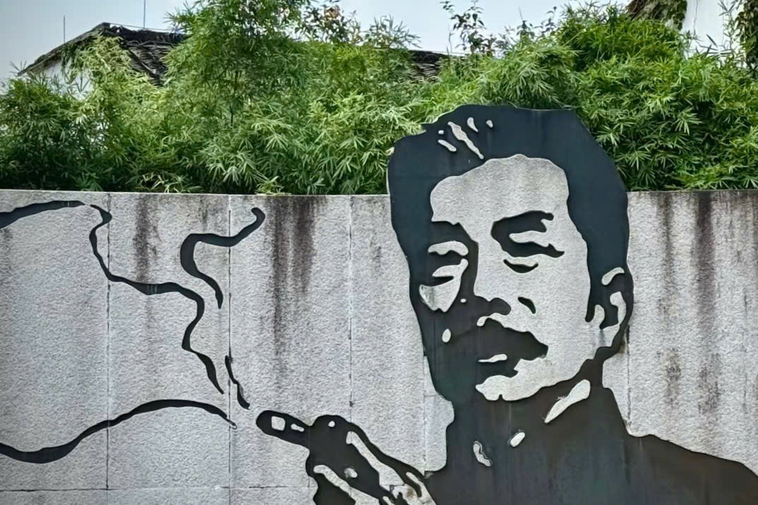 Tranh tuong 'Lo Tan hut thuoc' gay tranh cai hinh anh