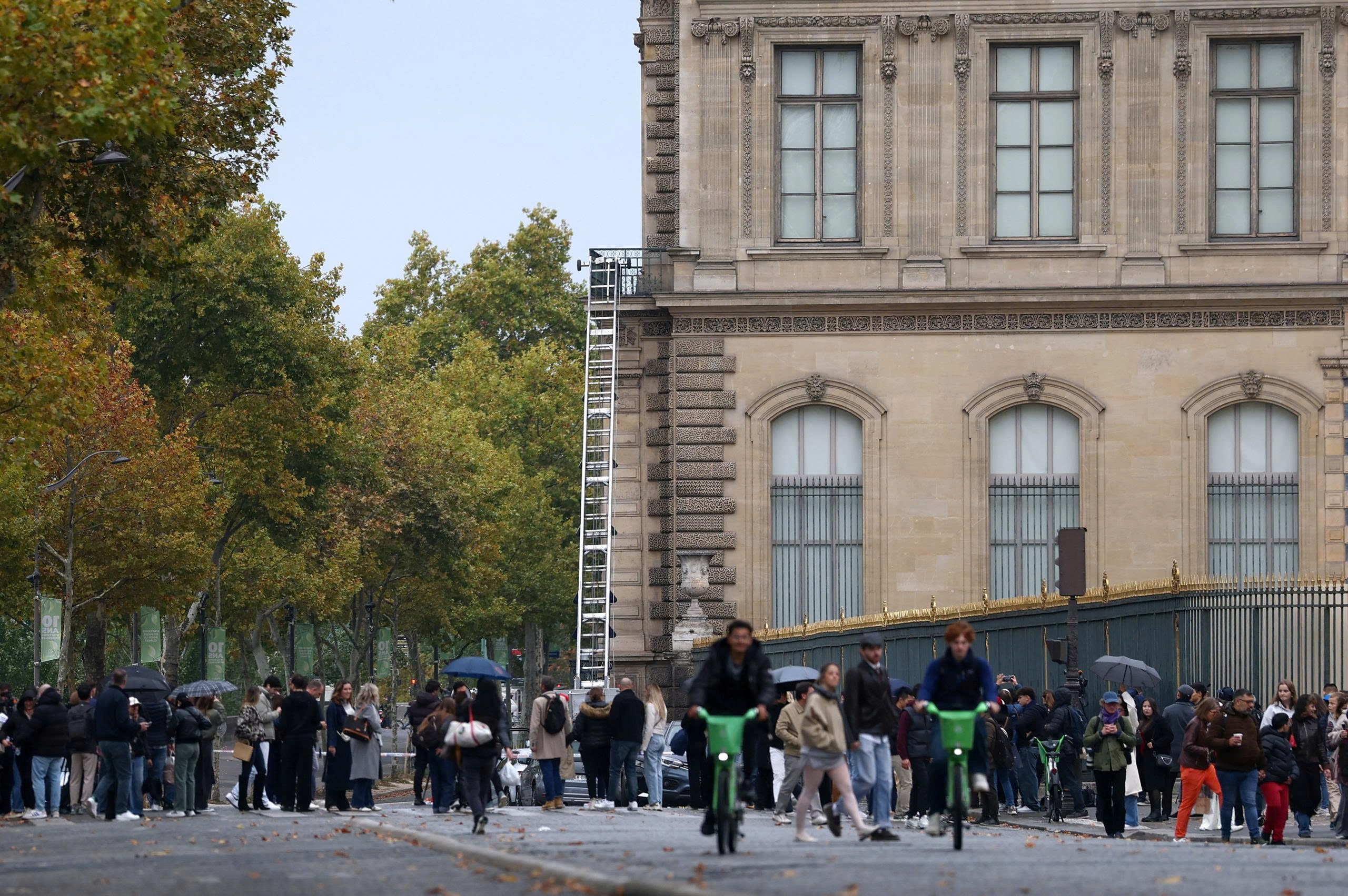 Trom Louvre,  Louvre bi danh cap,  gia bau vat Louvre,  Trang suc bi trom anh 6
