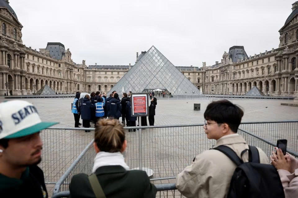 Trom Louvre,  Louvre bi danh cap,  gia bau vat Louvre,  Trang suc bi trom anh 7