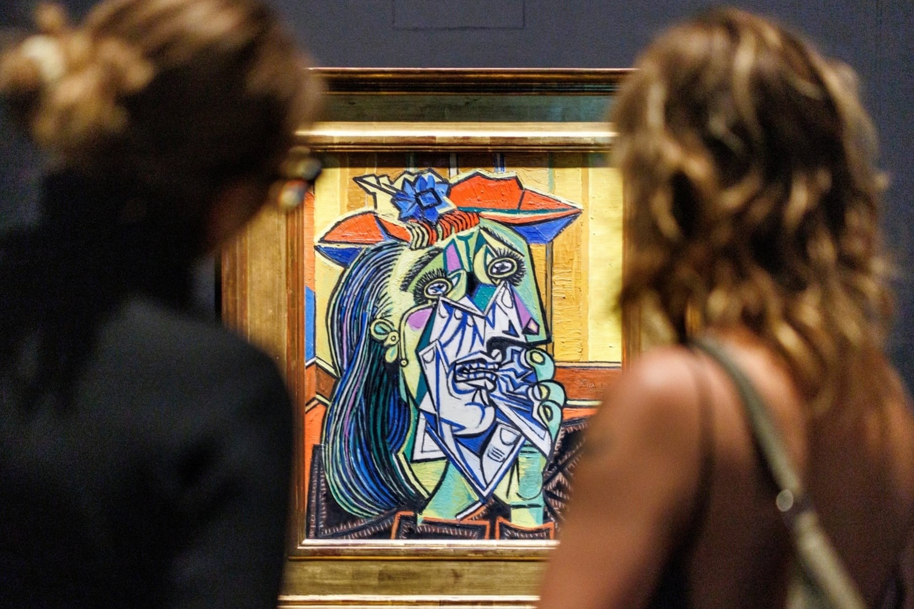 Cu say chan cua tuong dai nghe thuat hien dai Anh hinh anh