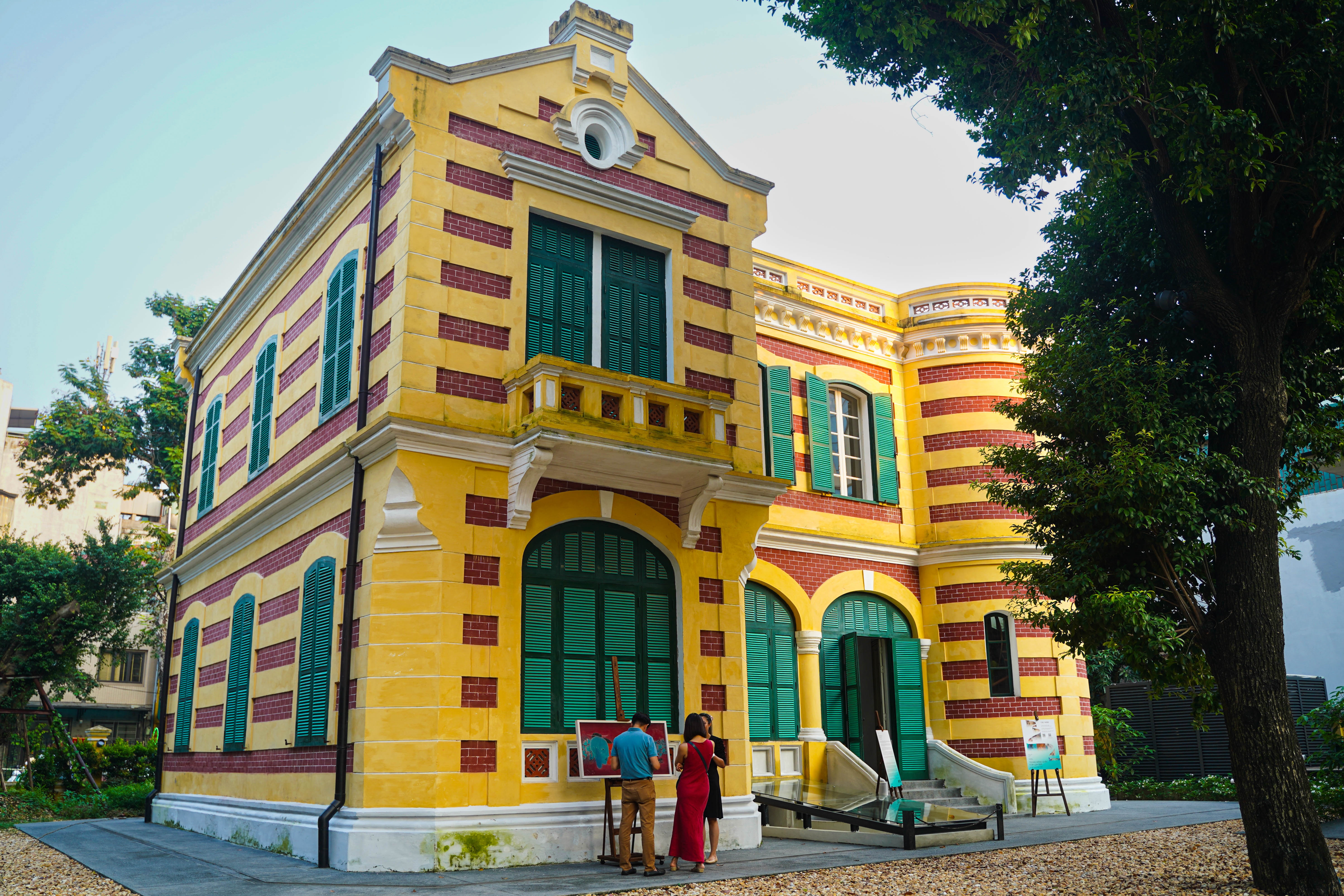 triển lãm tranh lụa,  lụa Việt, nghệ thuật lụa đương đại,  tranh lụa truyền thống,  biệt thự Pháp cổ,  Hàng Bài,  mỹ thuật Việt Nam ảnh 10 trien lam tranh lua,  lua Viet, nghe thuat lua duong dai,  tranh lua truyen thong,  biet thu Phap co,  Hang Bai,  my thuat Viet Nam anh 10