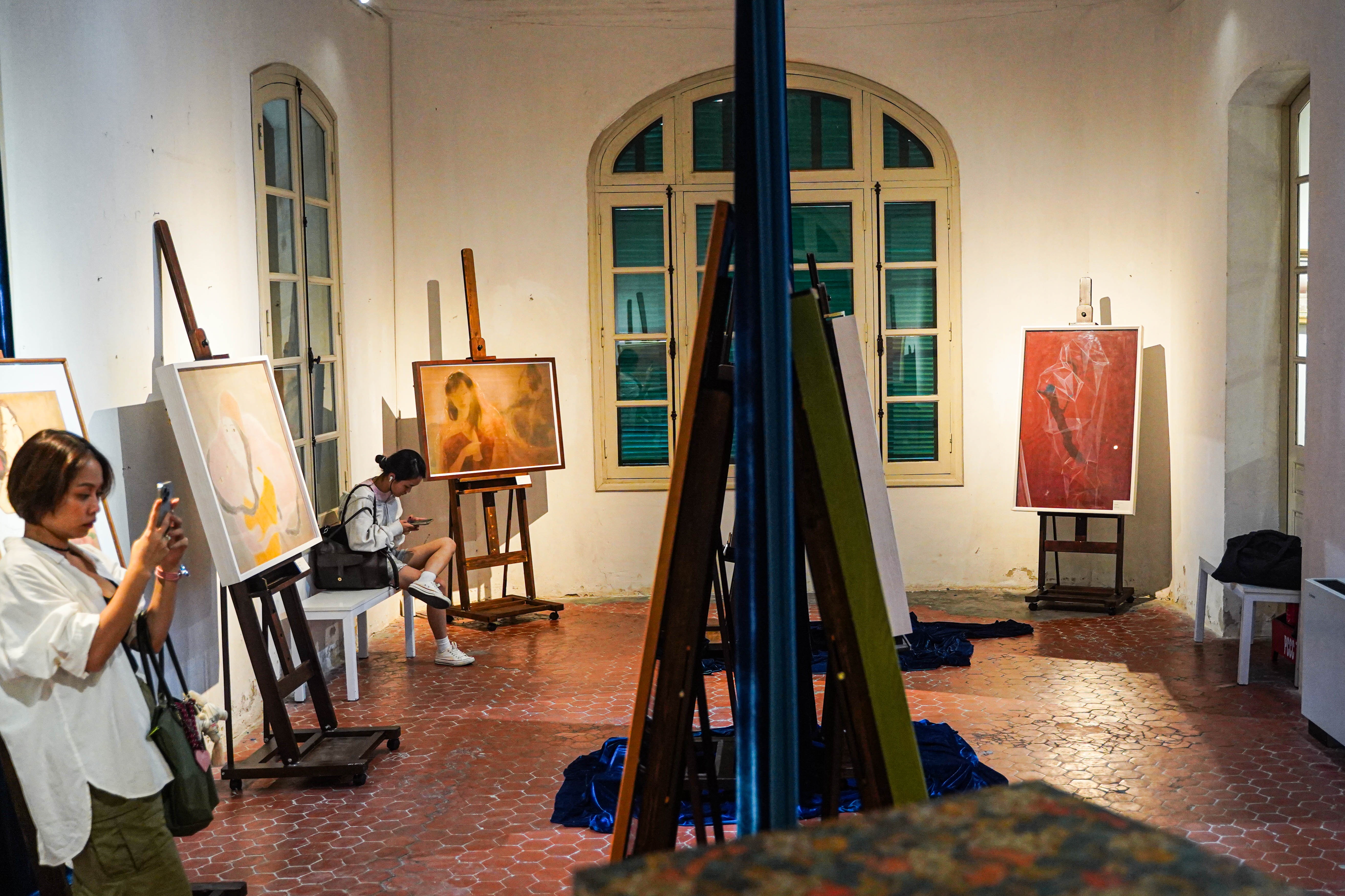 triển lãm tranh lụa,  lụa Việt, nghệ thuật lụa đương đại,  tranh lụa truyền thống,  biệt thự Pháp cổ,  Hàng Bài,  mỹ thuật Việt Nam ảnh 2 trien lam tranh lua,  lua Viet, nghe thuat lua duong dai,  tranh lua truyen thong,  biet thu Phap co,  Hang Bai,  my thuat Viet Nam anh 2