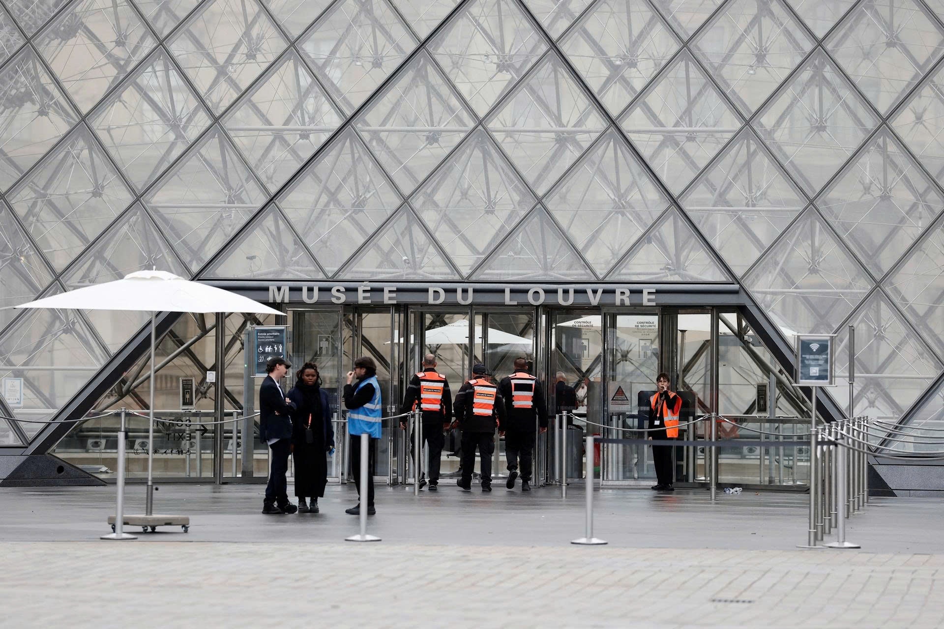 Louvre mo cua lai,  vu trom Louvre,  bao tang Louvre,  trang suc hoang gia anh 1