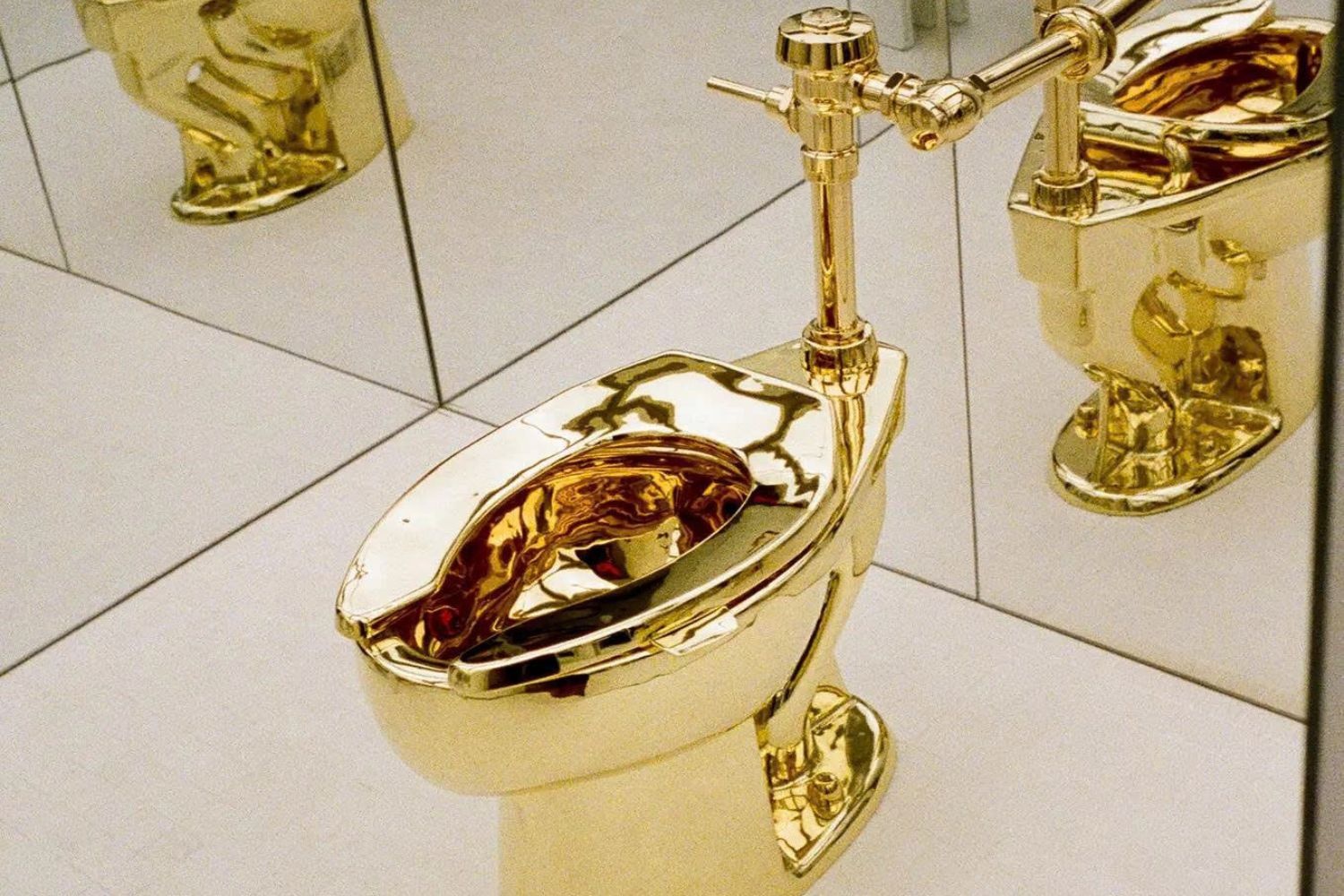 Ai chi hon 12 trieu USD mua bon cau vang 18K? hinh anh