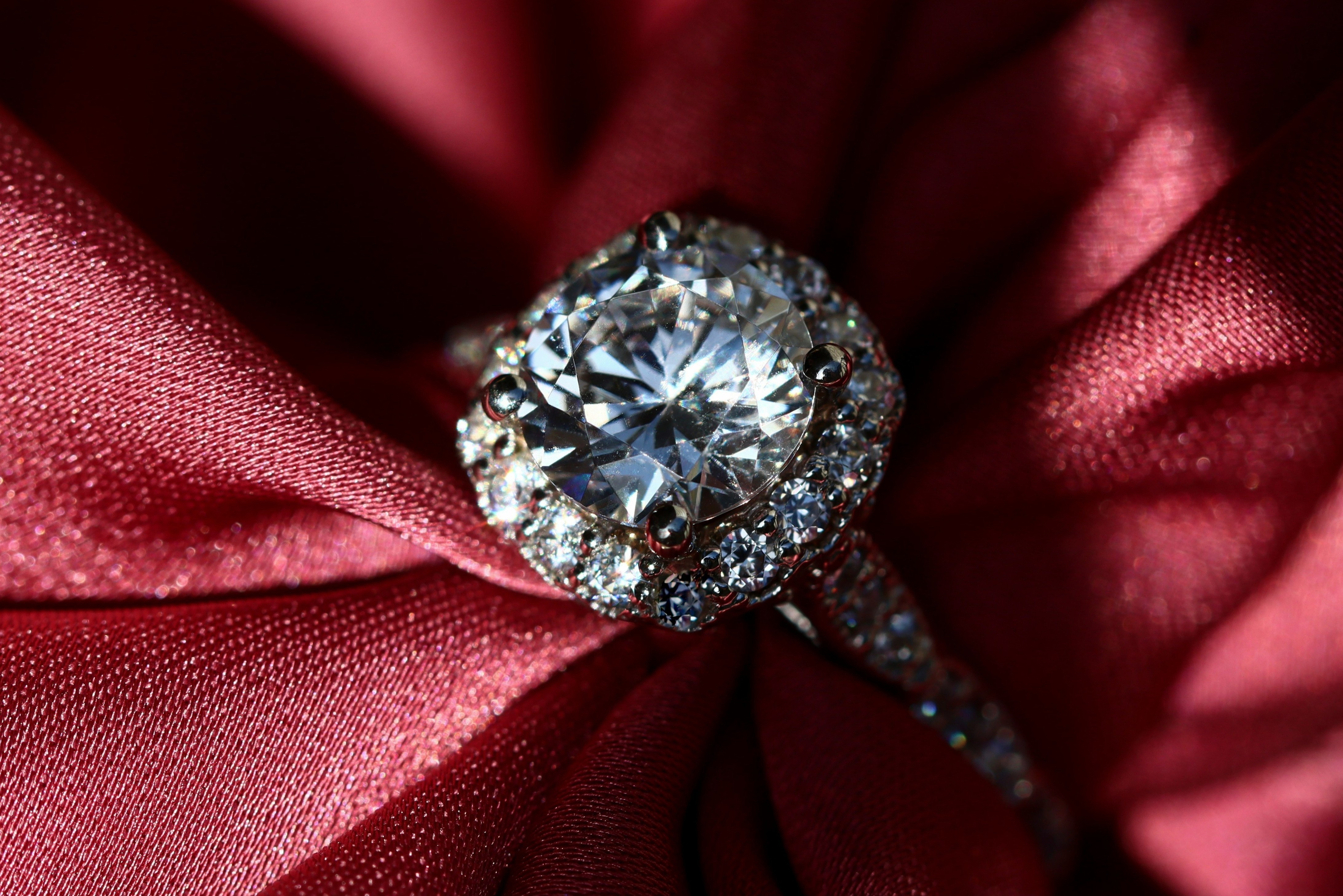 Dieu can biet truoc khi xuong tien mua kim cuong hinh anh