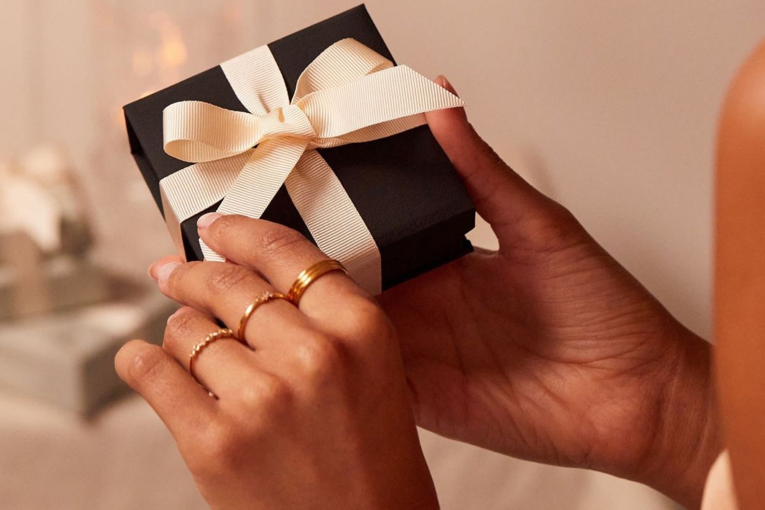 Trang suc chiem uu the trong gio qua Giang sinh cua nguoi tre hinh anh