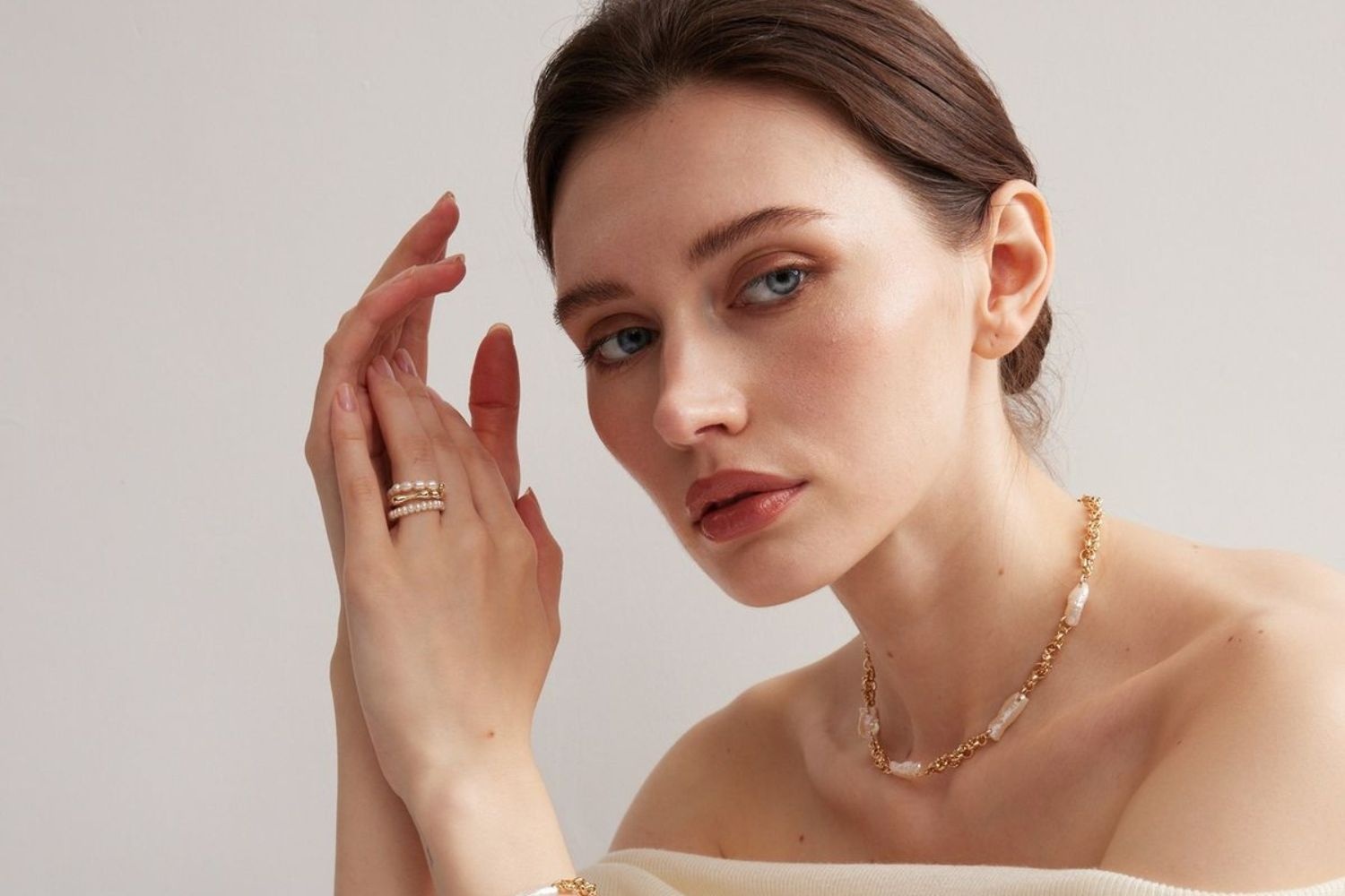 Loi phoi trang suc am tham khien outfit 'mat diem' hinh anh