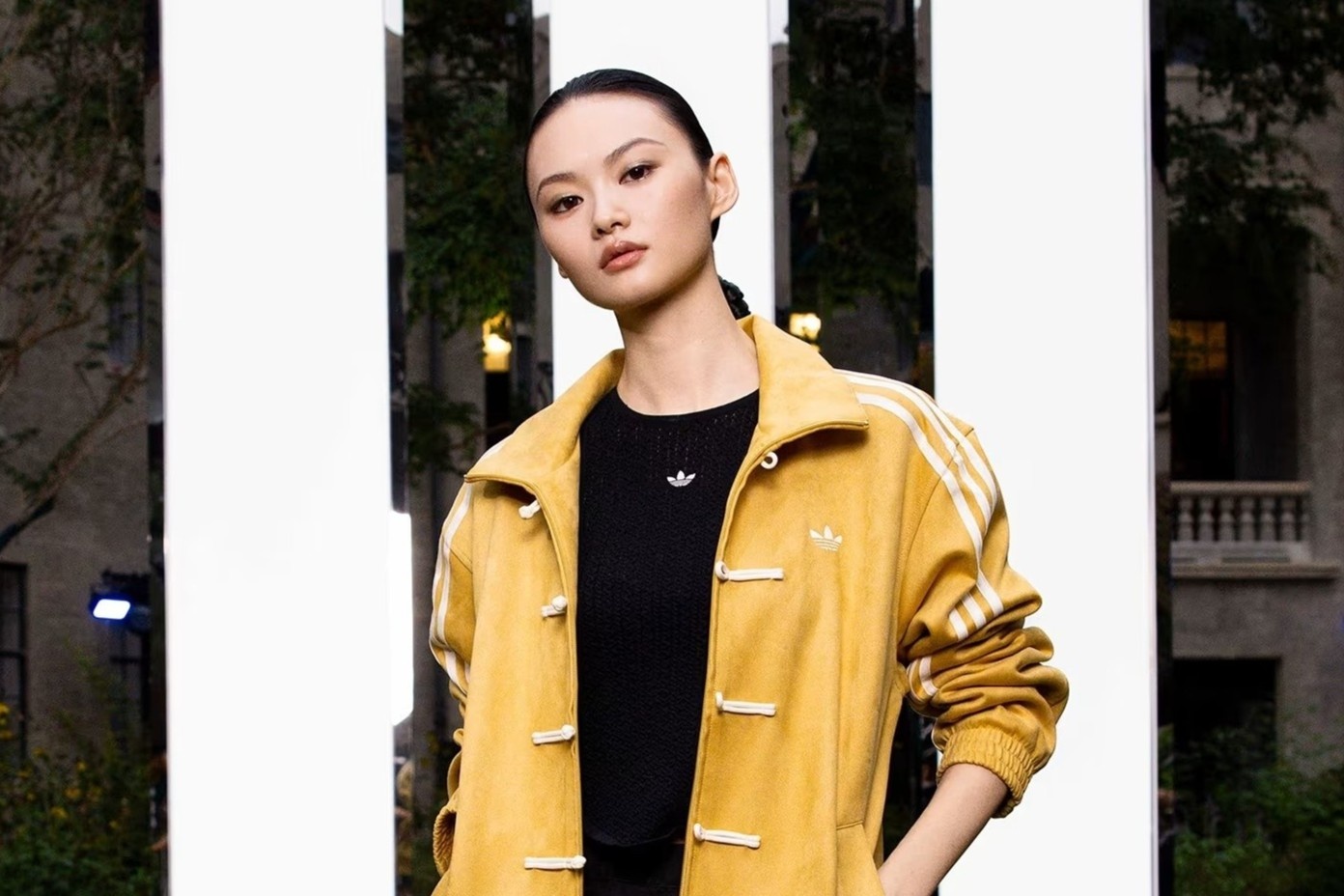 Chiec ao khoac Trung Quoc 'lam mua lam gio' dip Tet Binh Ngo hinh anh