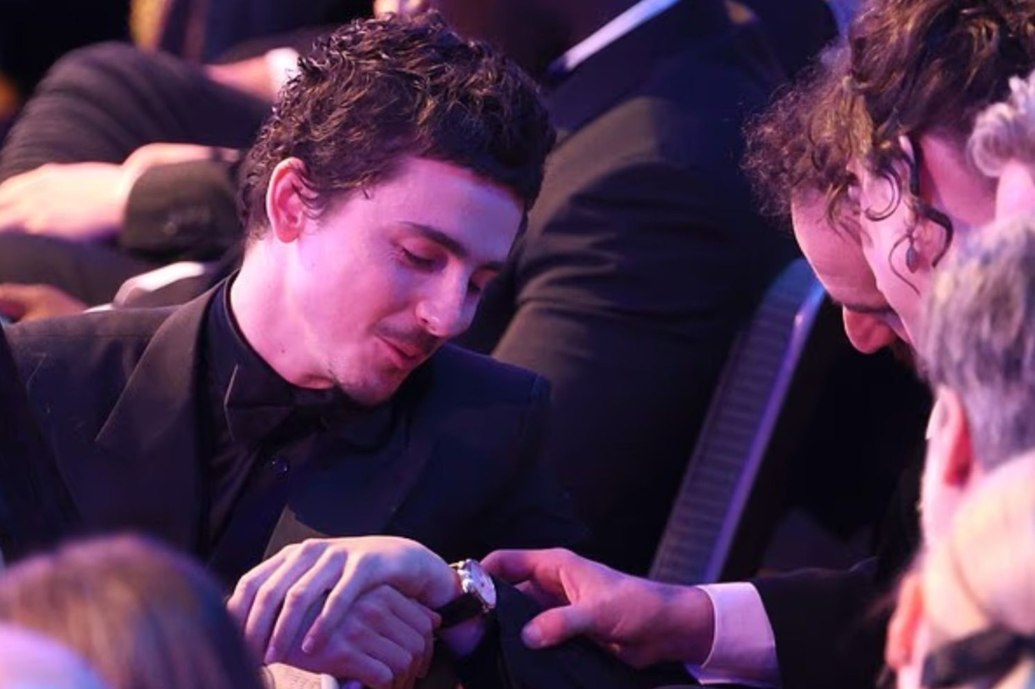 Khoanh khac Timothee Chalamet khoe dong ho tien ty ban gai Kylie tang hinh anh