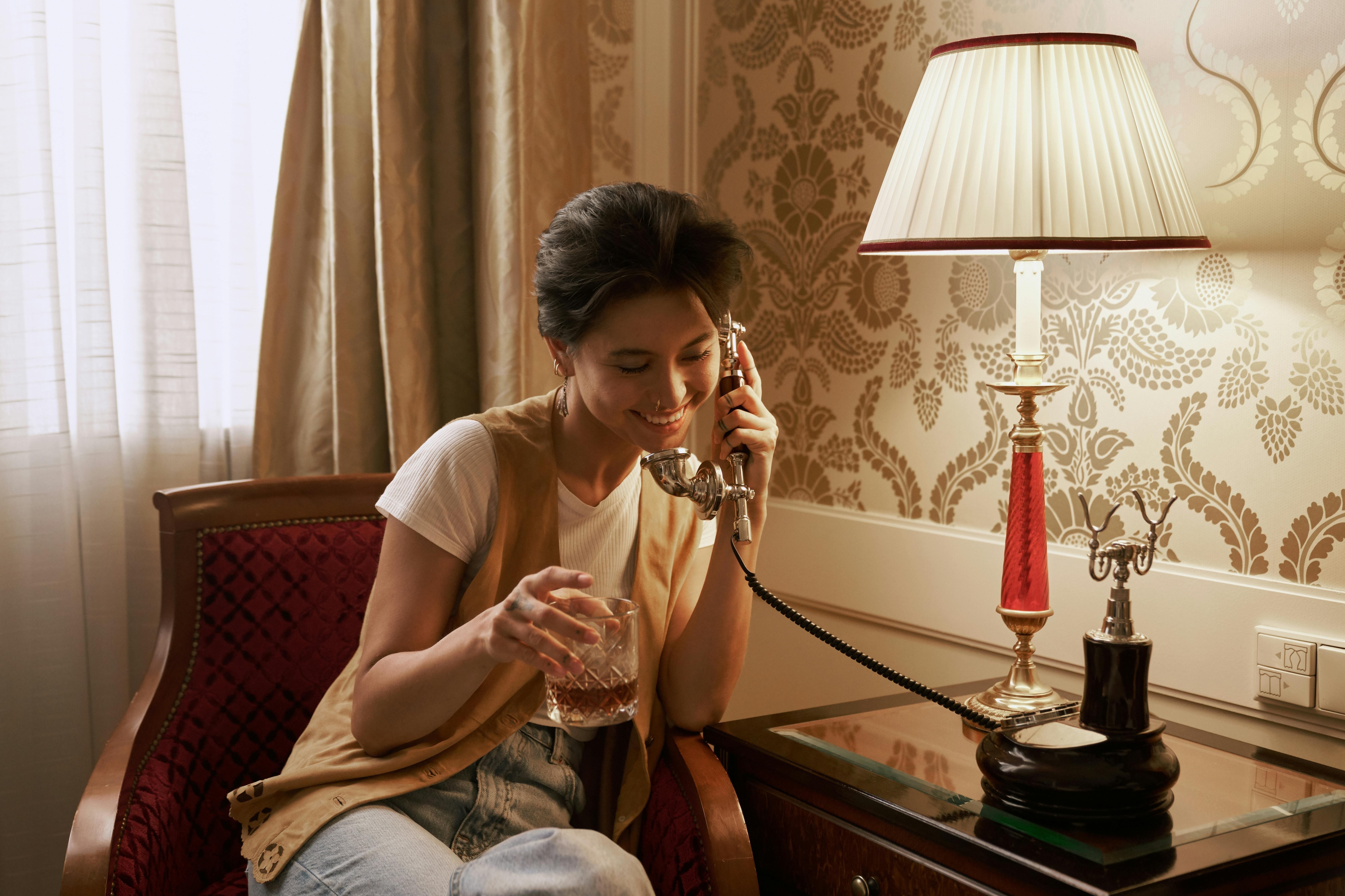 Nguoi tre dang thay doi cach su dung khach san hinh anh