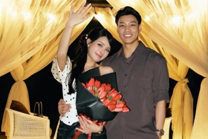 Dong ho tien ty tren tay Van Thanh khi cau hon ban gai gymer hinh anh