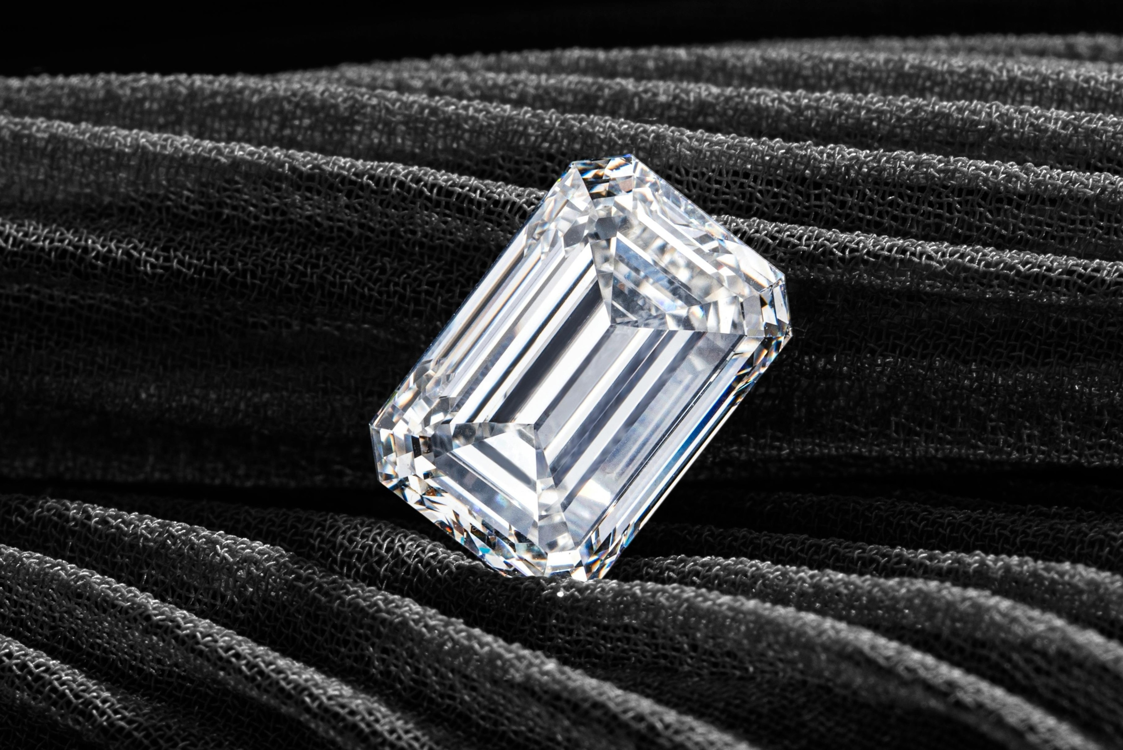 Ly do kim cuong nhan tao kho giu gia hinh anh