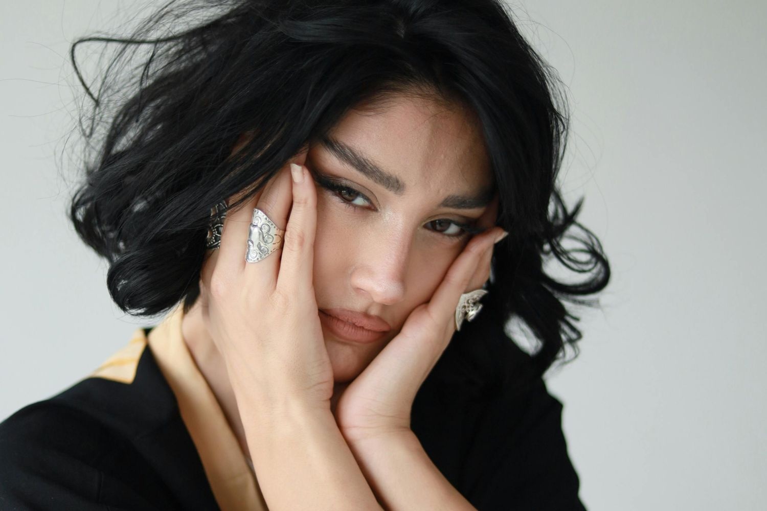 Bi quyet chon trang suc vang suc theo tong da hinh anh