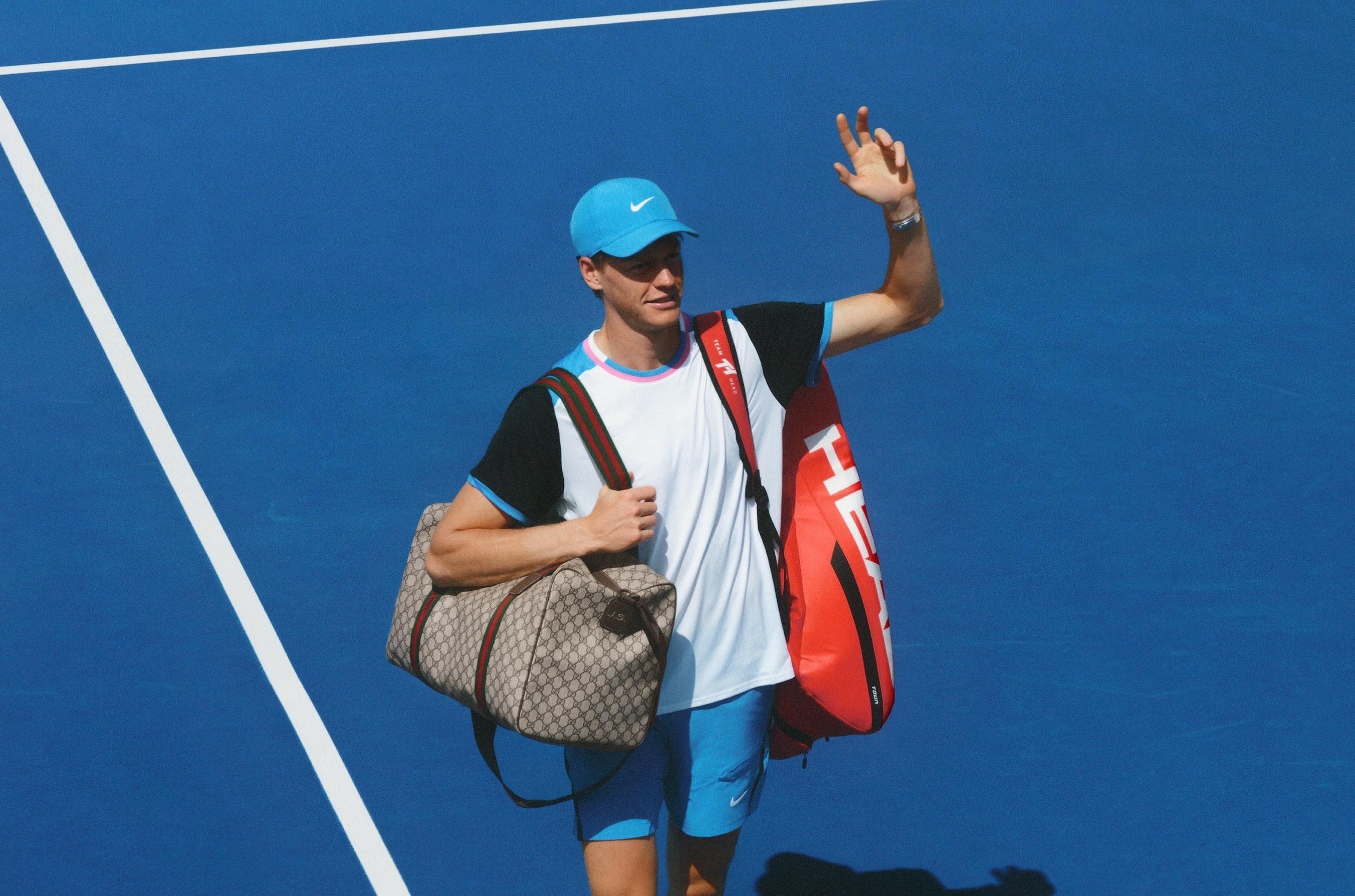 Bong da mat 'ngai vang' xa xi vao tay tennis hinh anh