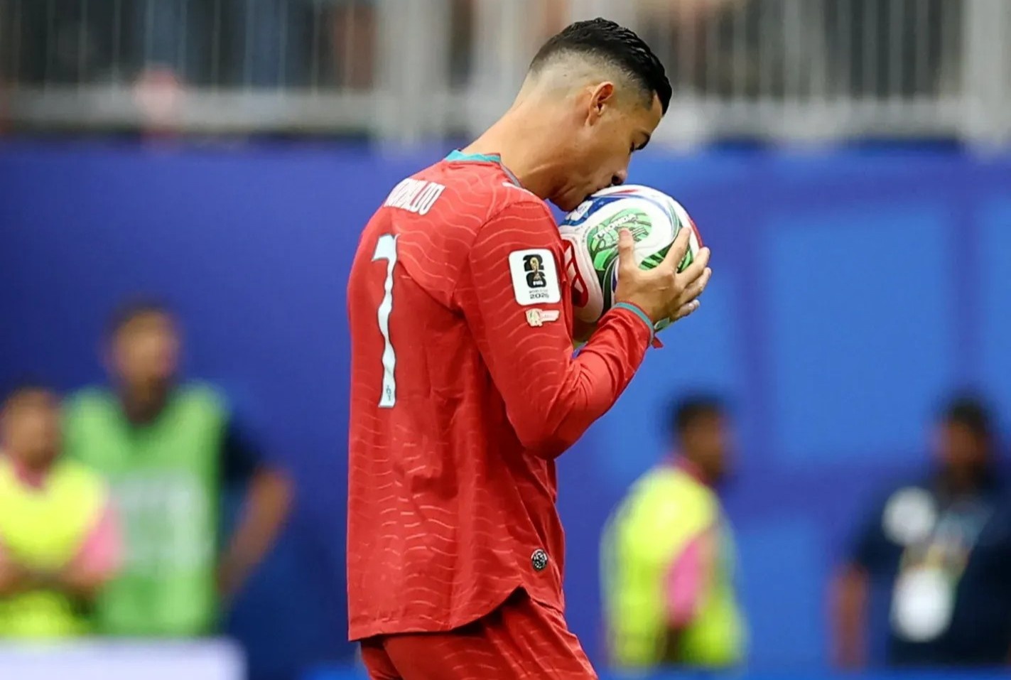 Chi tiet tren ao dau World Cup cho thay vi the dac biet cua Ronaldo hinh anh