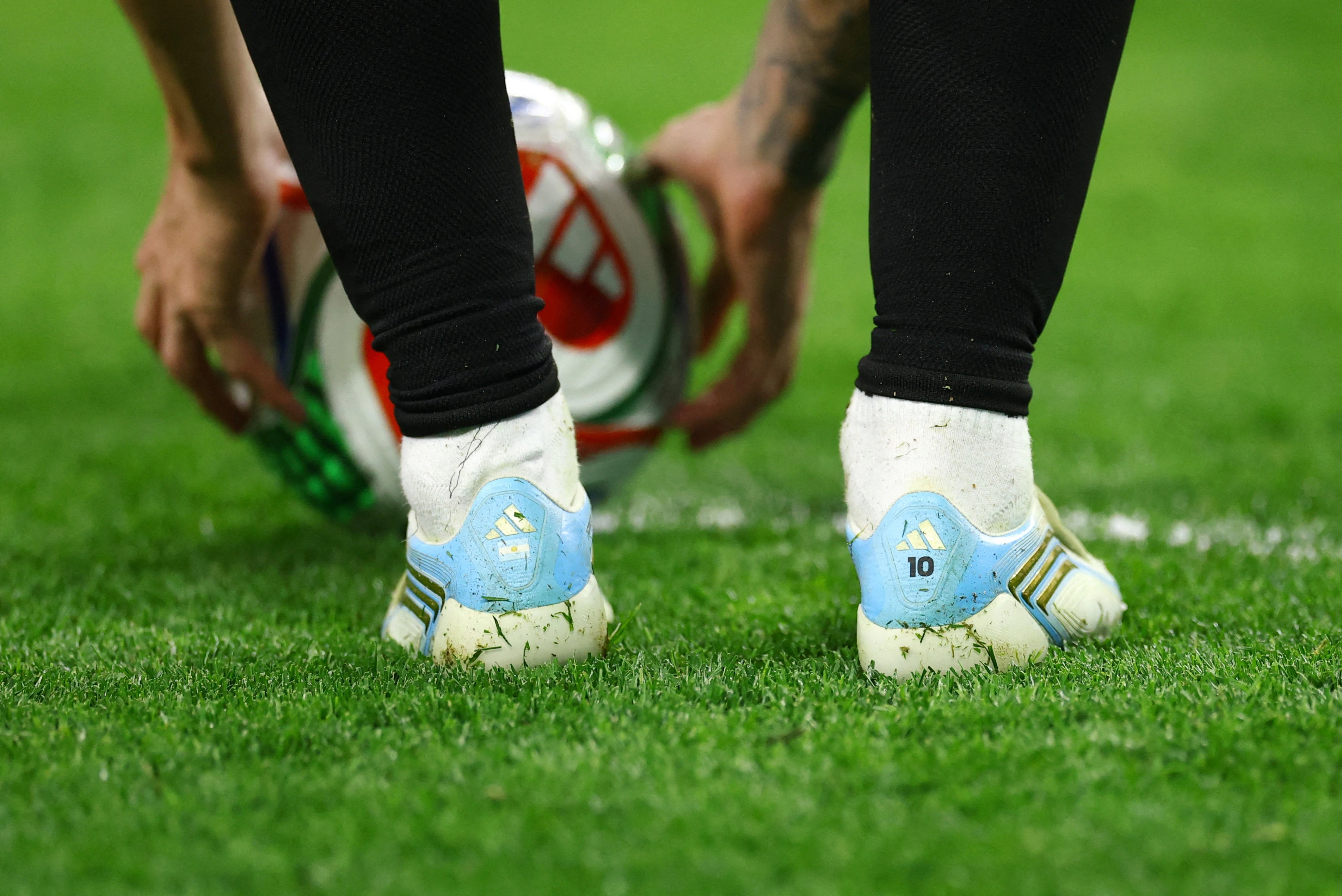 messi,  gi&agrave;y ảnh 2
