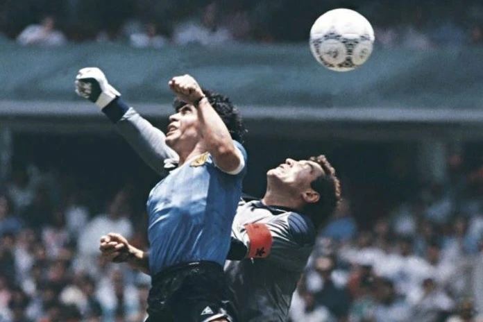 Qua bong gay tranh cai nhat lich su World Cup cua Maradona len san hinh anh