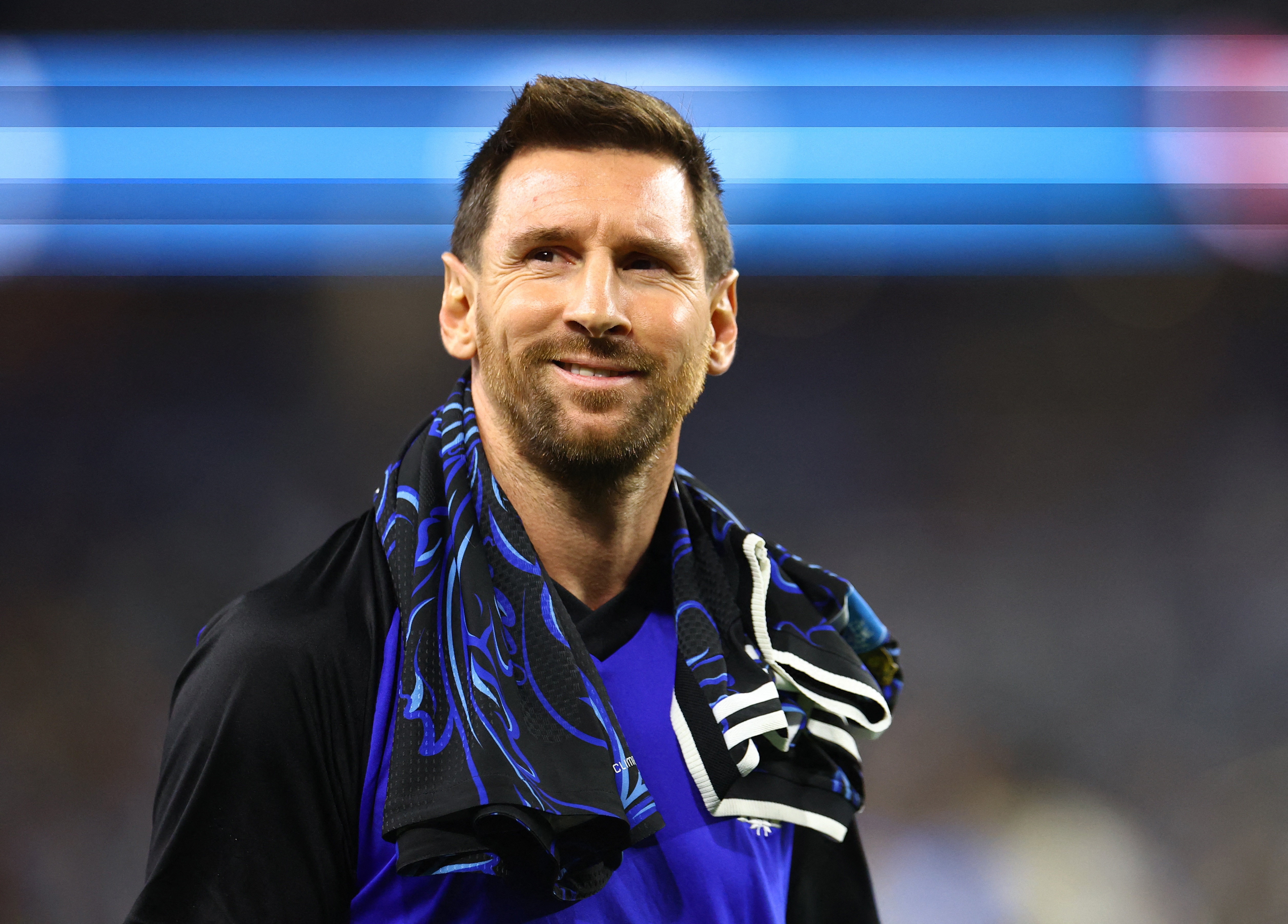 Doi thu World Cup tang Messi ao so 10 truoc tran knock-out hinh anh