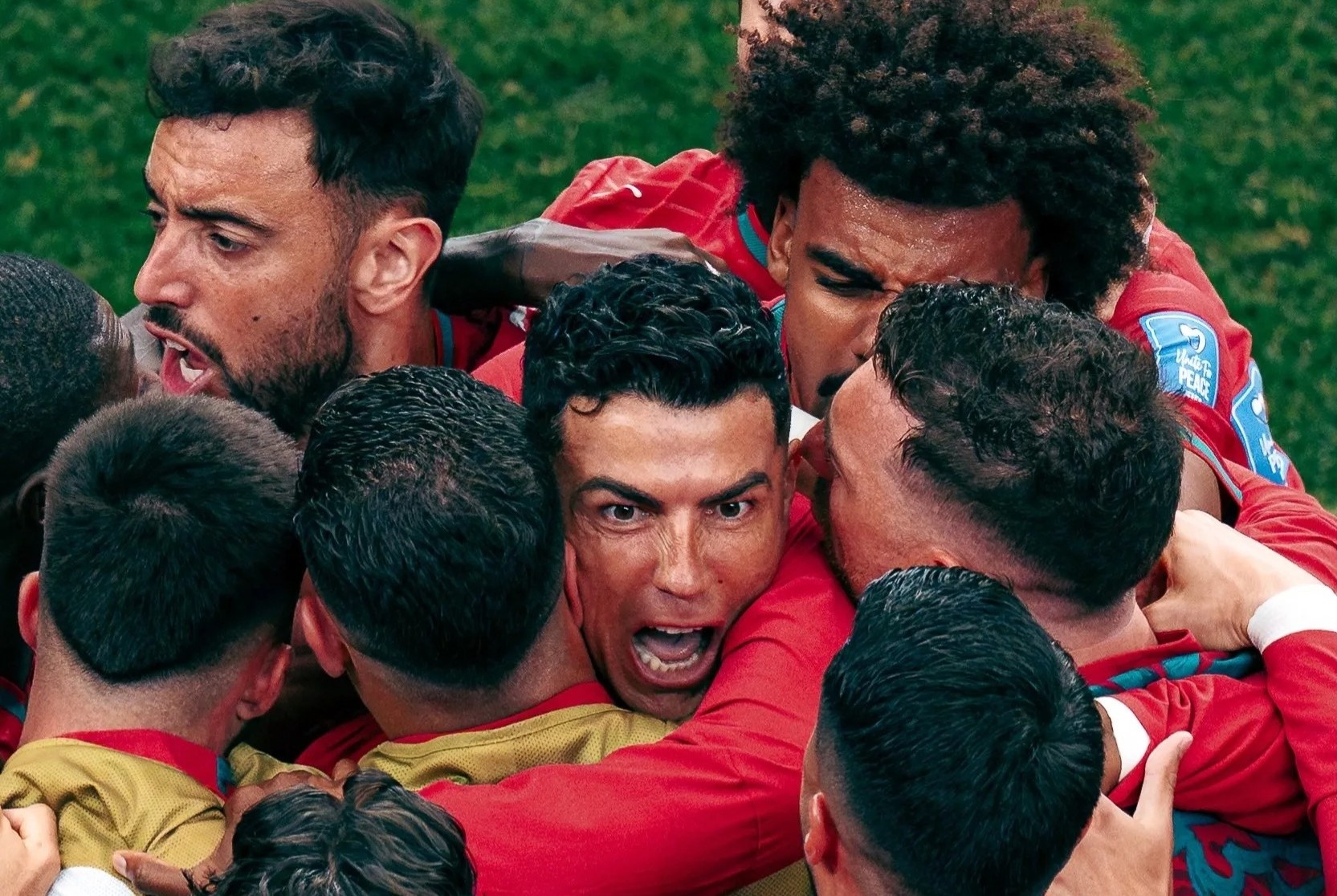 Dang sau buc anh 12 trieu luot thich tren trang cua Ronaldo hinh anh