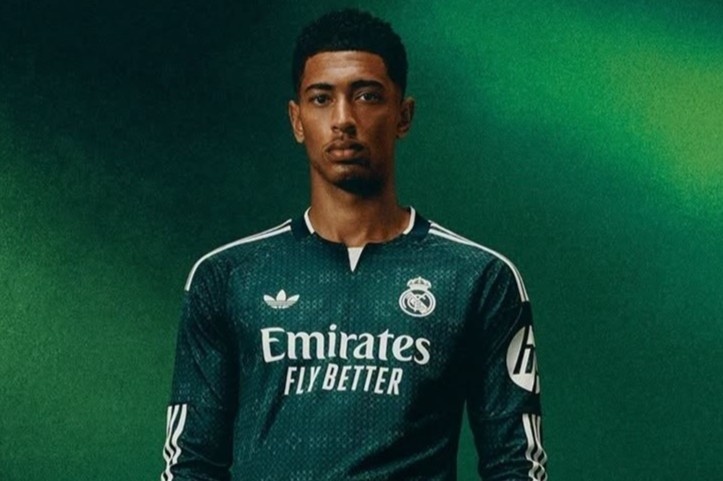 Real Madrid hồi sinh mẫu áo sân khách sau 14 năm