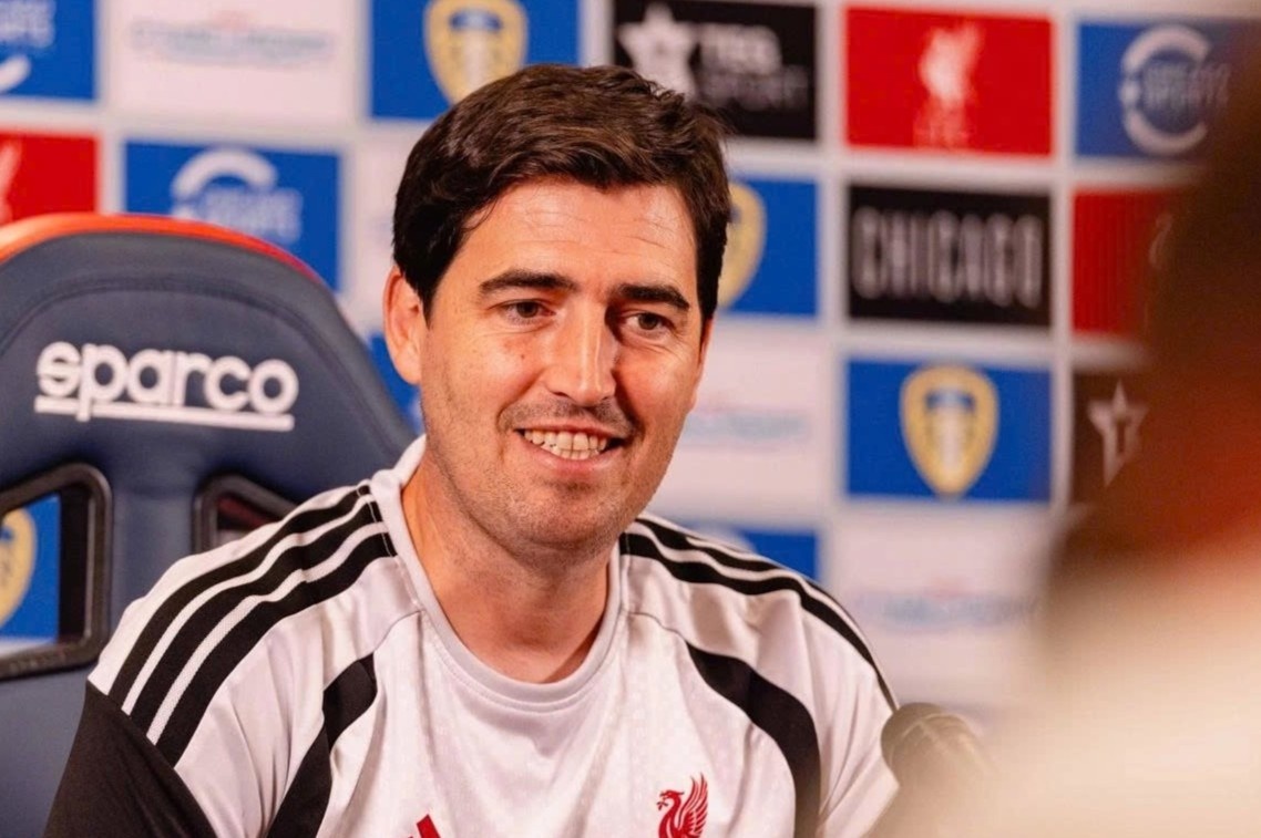 Tân HLV Liverpool gây chú ý với đồng hồ 'giá mềm'
