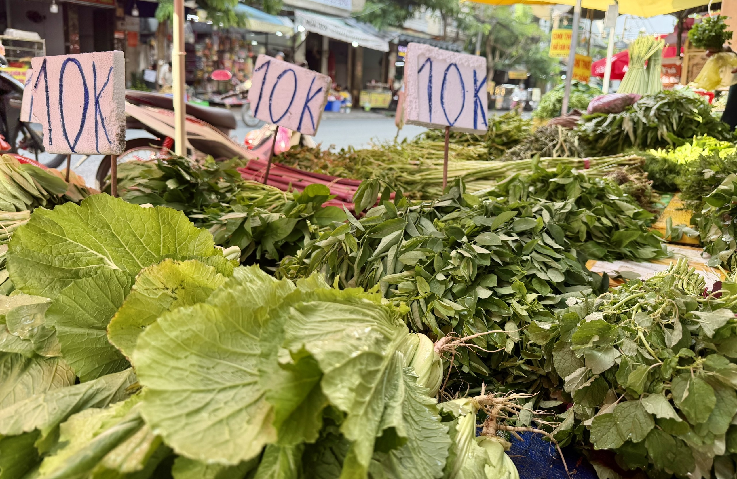 Rau đồng giá 10.000 đồng/kg ở chợ TP.HCM, thịt heo cũng giảm mạnh