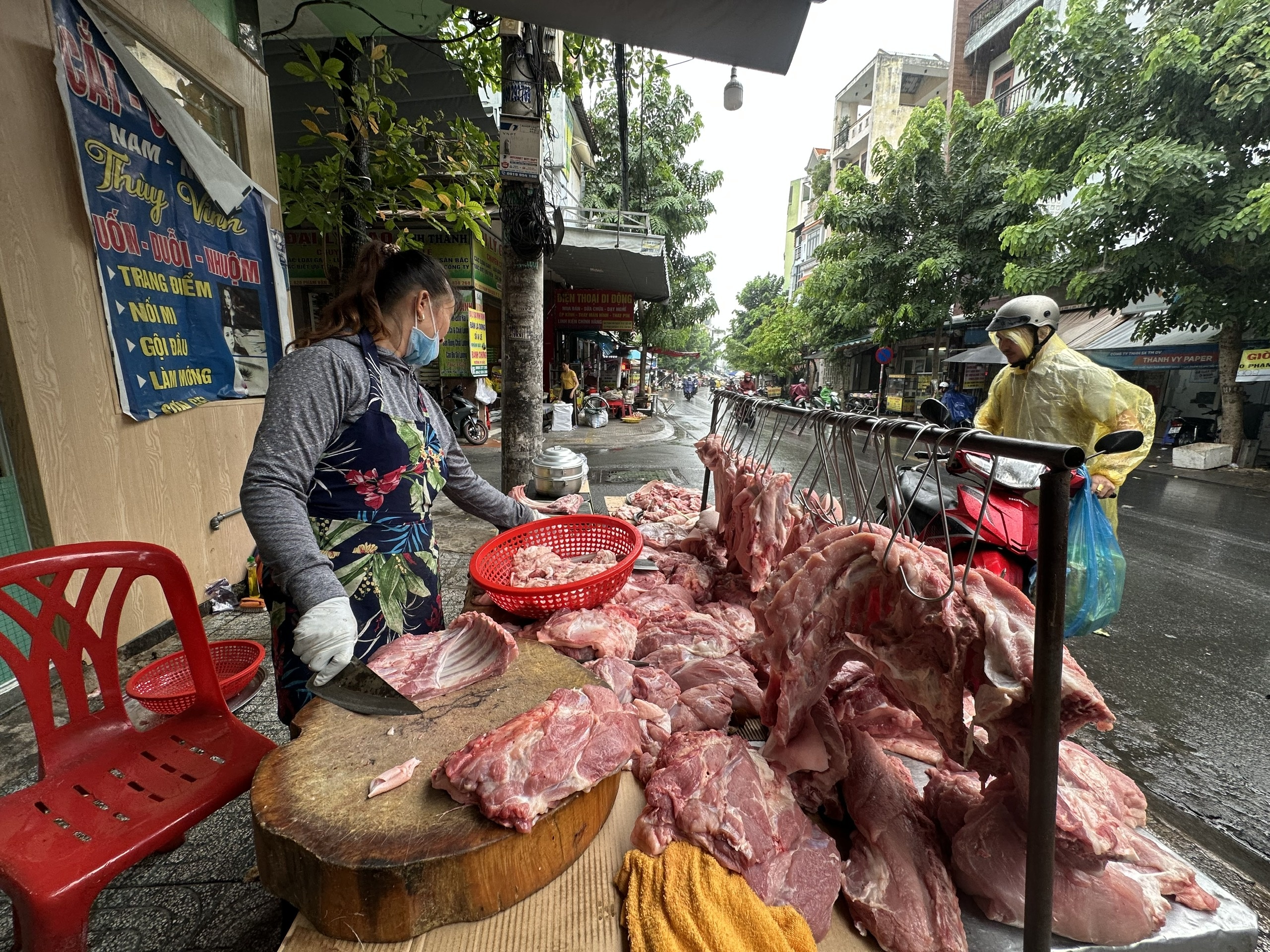Giá thịt heo giảm, người dân bớt nỗi lo