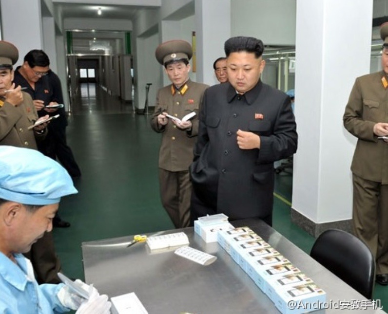 Kim Jong-Un tham xuong smartphone cua Trieu Tien hinh anh