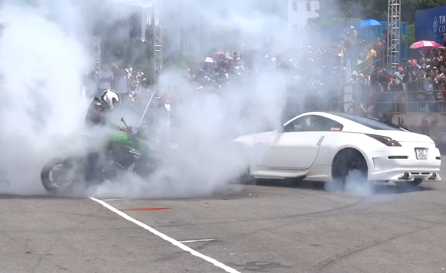 Dan xe 'khung' drift tung khoi mit mu o le hoi mo to VN hinh anh