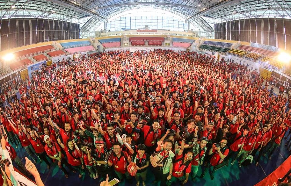 Hang ngan thi sinh dua sang tac anh nhanh o Sai Gon hinh anh