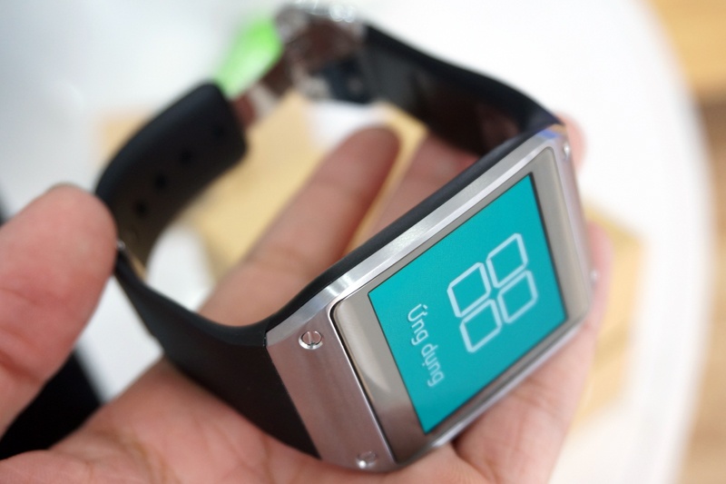Mo hop dong ho Galaxy Gear chinh hang gia 5,9 trieu dong hinh anh