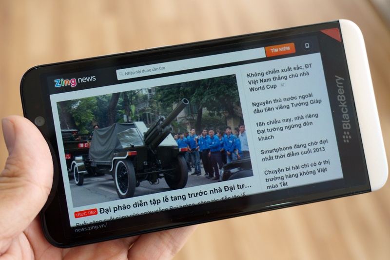 'Dap hop' BlackBerry Z30 chinh hang gia 14 trieu dong hinh anh