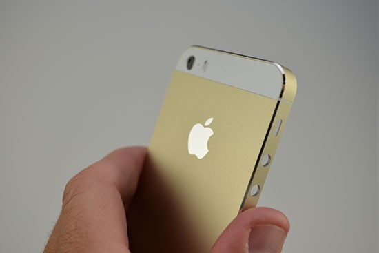 Vi sao iPhone 5S mau vang ha nhiet tai Viet Nam? hinh anh