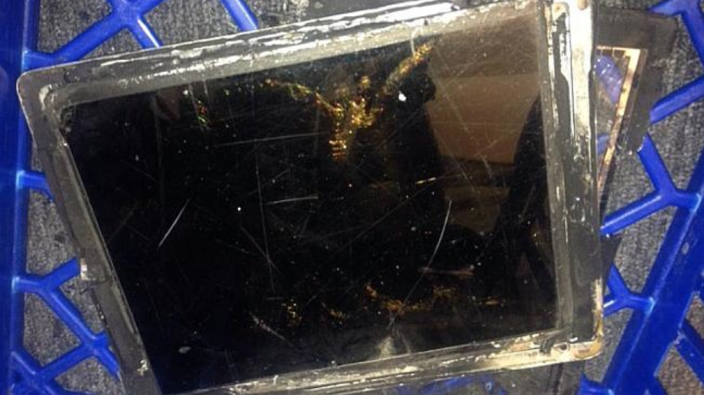 iPad Air tu phat no tai cua hang hinh anh