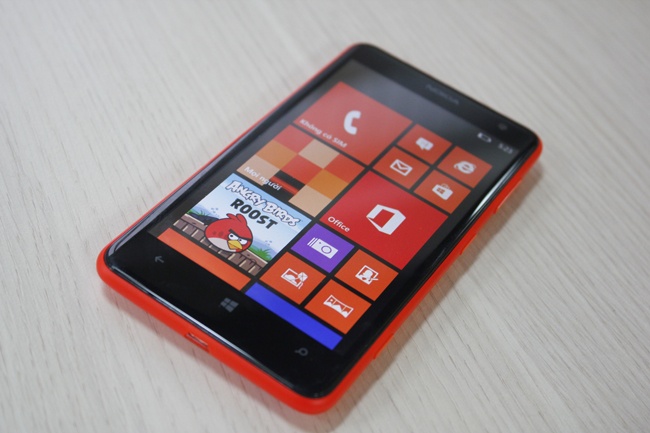 Nokia Lumia 520 va 625 bat ngo giam gia manh hinh anh