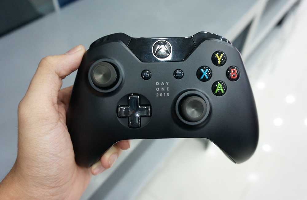 Mo hop Xbox One dau tien ve Viet Nam gia 19,6 trieu dong hinh anh
