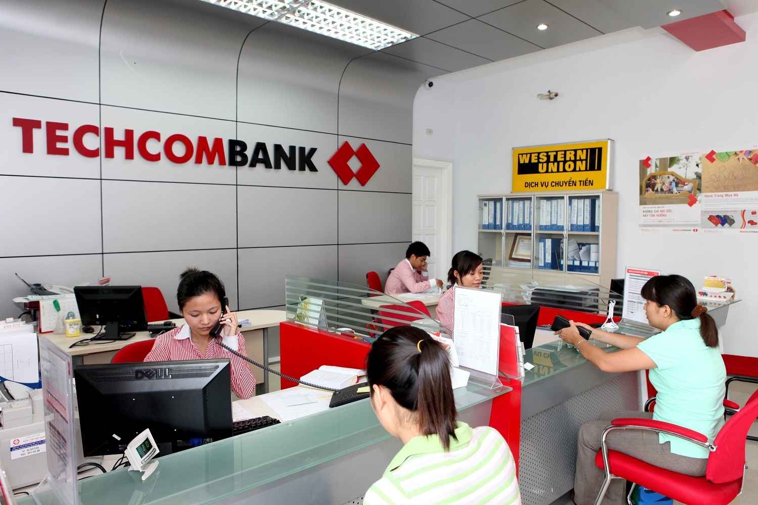 3 ca nhan mua het co phan cua Techcombank o Vietnam Airlines hinh anh