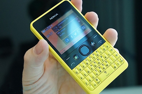 Smartphone QWERTY dang dan bien mat tai VN hinh anh