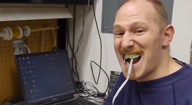 Blog 21h: Choi game bang luoi, bien iPhone thanh de QWERTY hinh anh