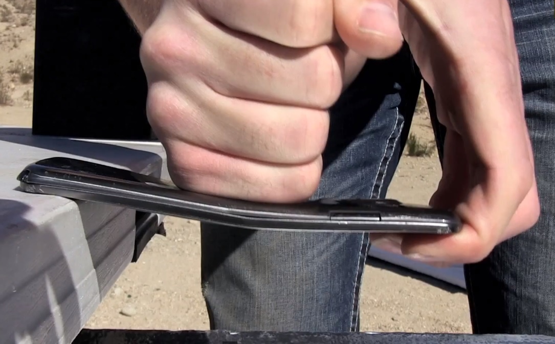 LG G Flex man hinh cong bi tra tan khong thuong tiec hinh anh