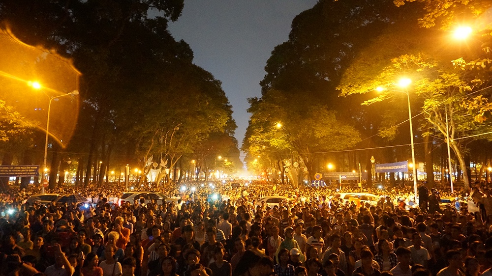 Nguoi Sai Gon chen nhau xem Dinh Thong Nhat phat sang hinh anh