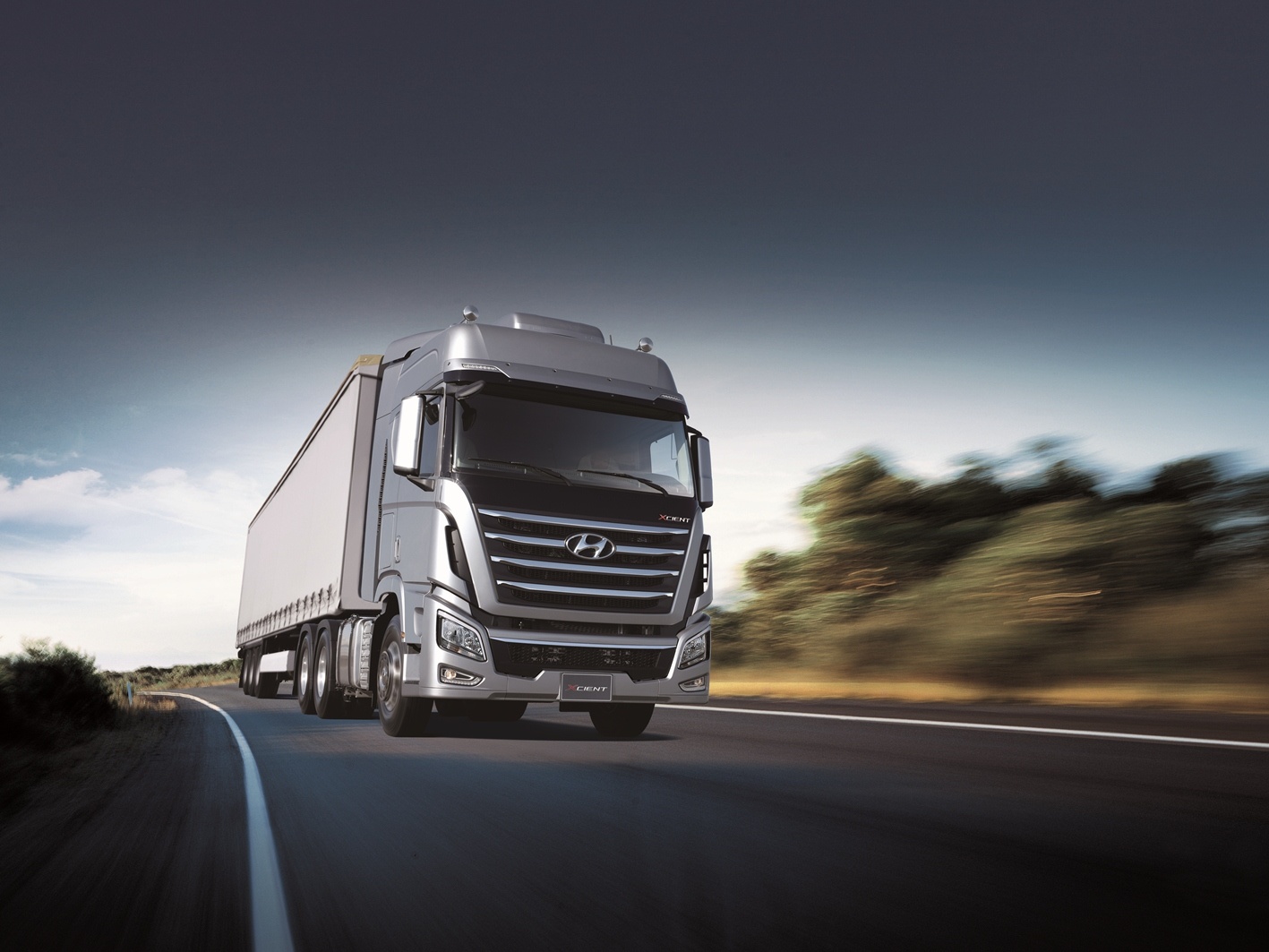 Xe tai the he moi Hyundai XCIENT ra mat tai Viet Nam hinh anh