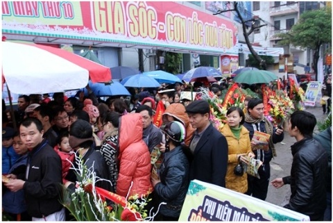 Hang nghin nguoi doi mua ret cho mua hang dien may giam gia hinh anh