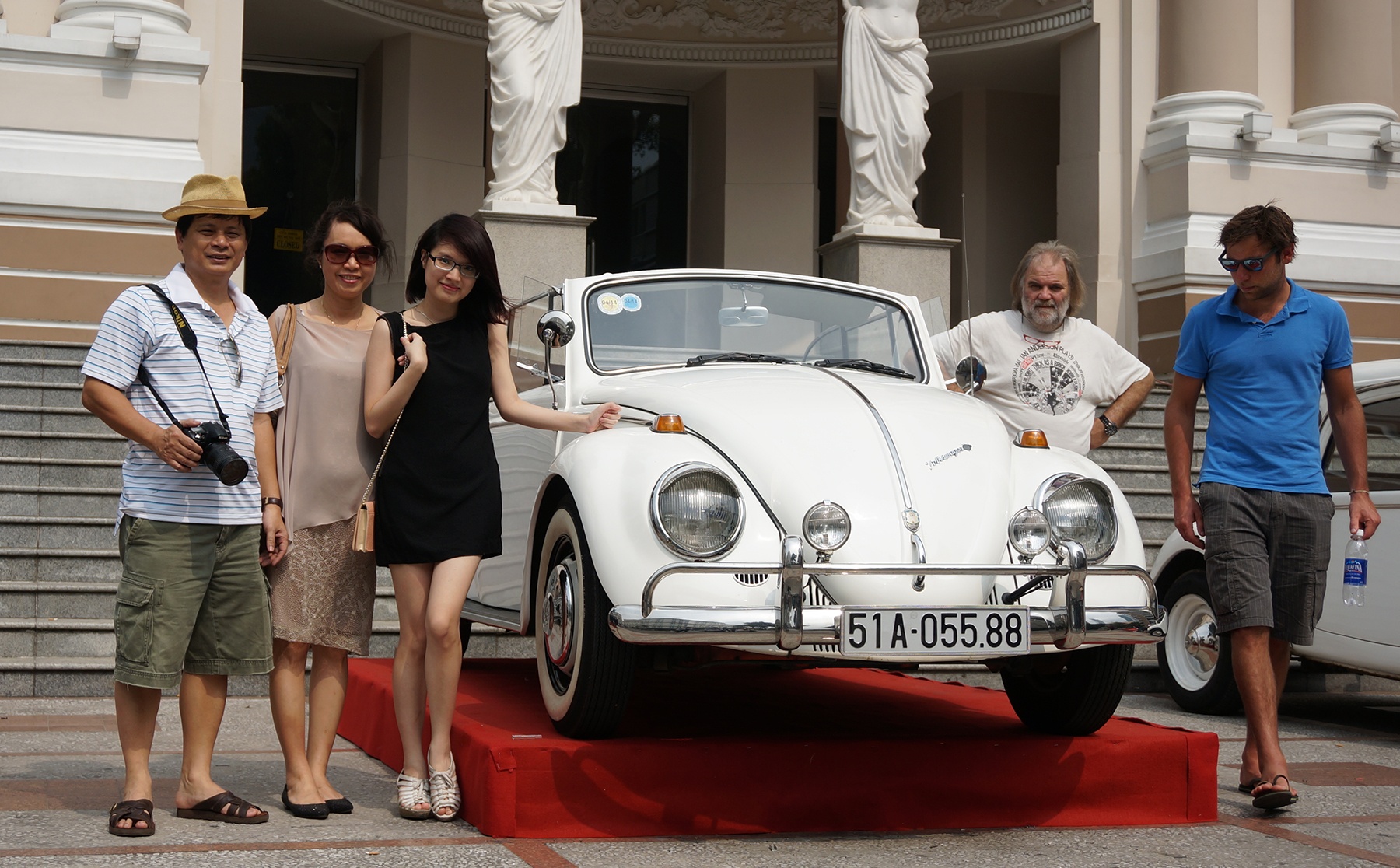 Dan xe co tu hop truoc Nha hat TP.HCM hinh anh