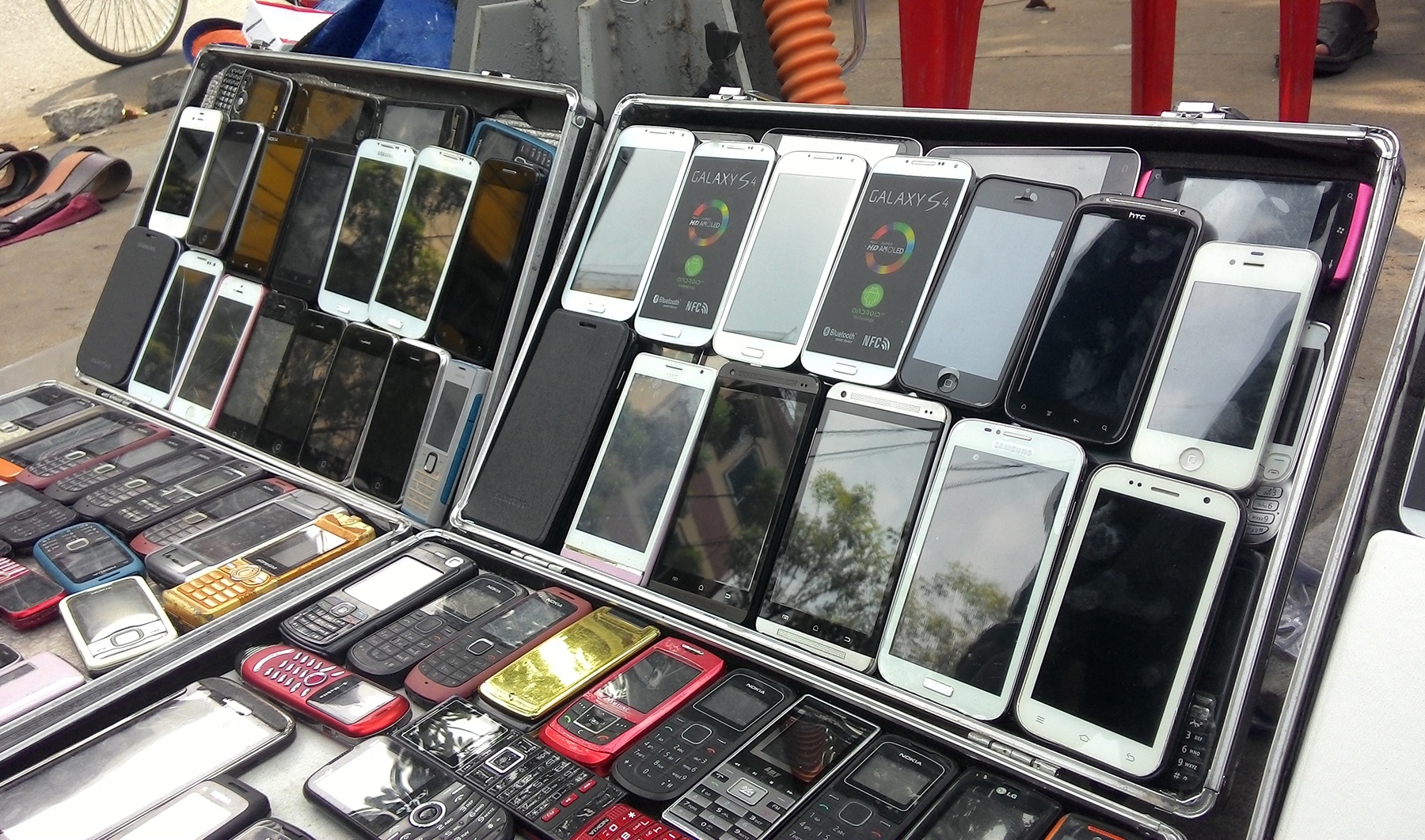 Galaxy Note 3, HTC One nhai sieu re tran ngap via he Sai Gon hinh anh