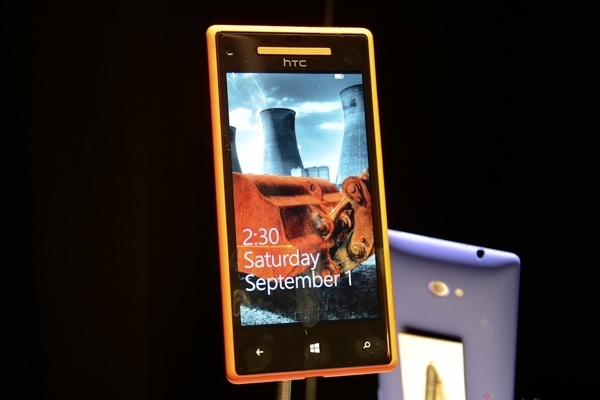 HTC choi chieu de tao sot cho 8X vua ha gia tai VN? hinh anh