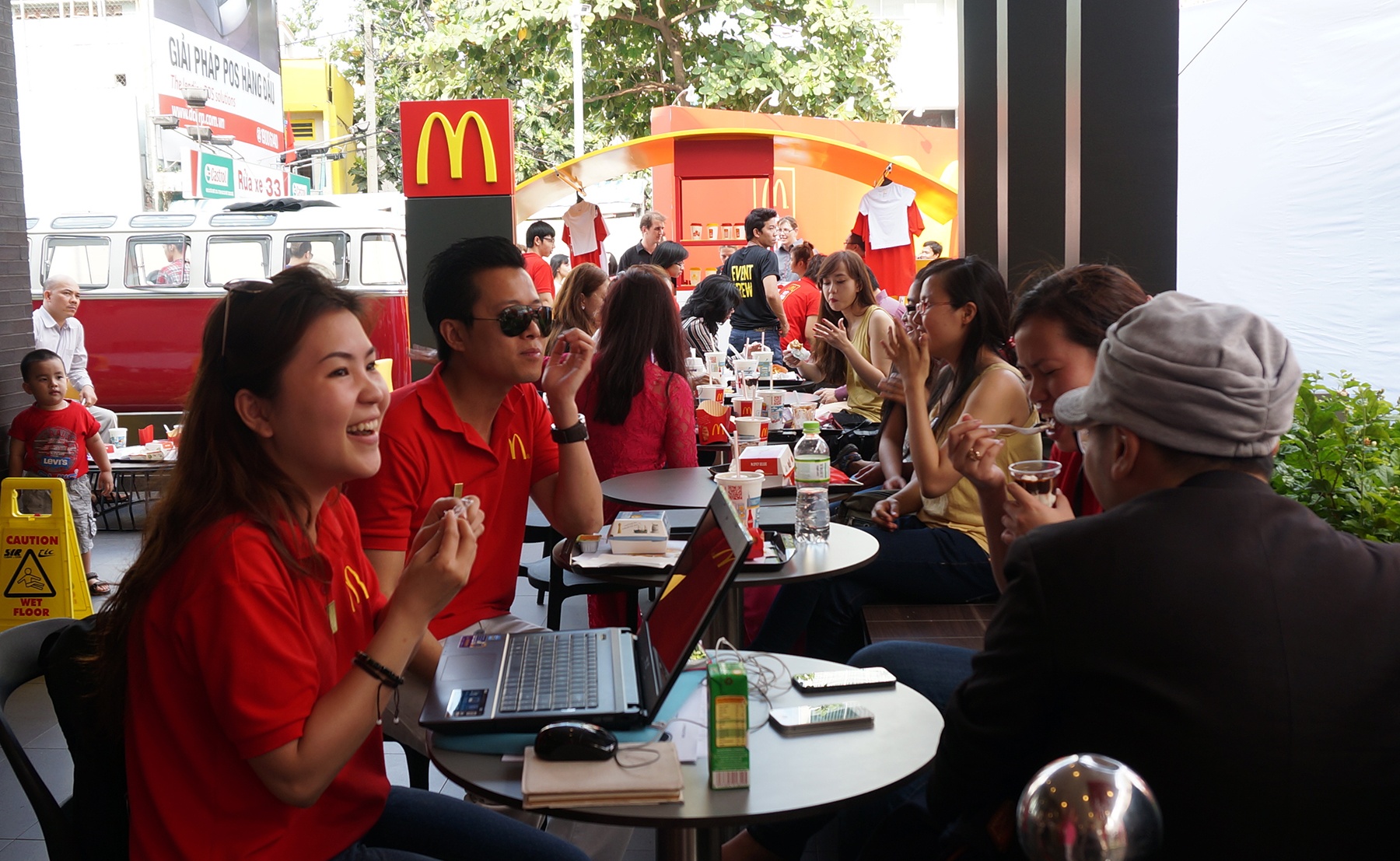 Ben trong cua hang McDonald's dau tien o VN sap khai truong hinh anh