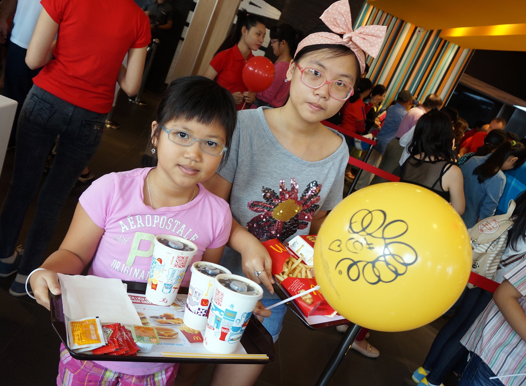 McDonald's o Sai Gon dong khach trong ngay khai truong hinh anh