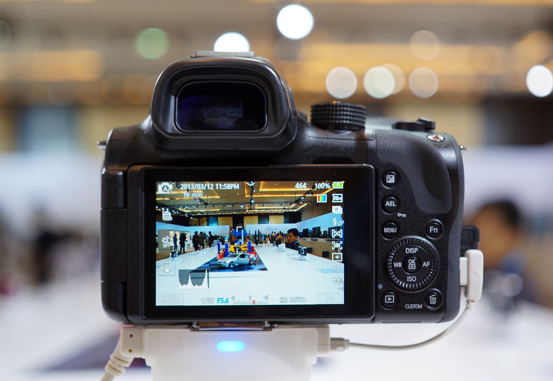 Anh thuc te camera khong guong lat NX30 cua Samsung hinh anh