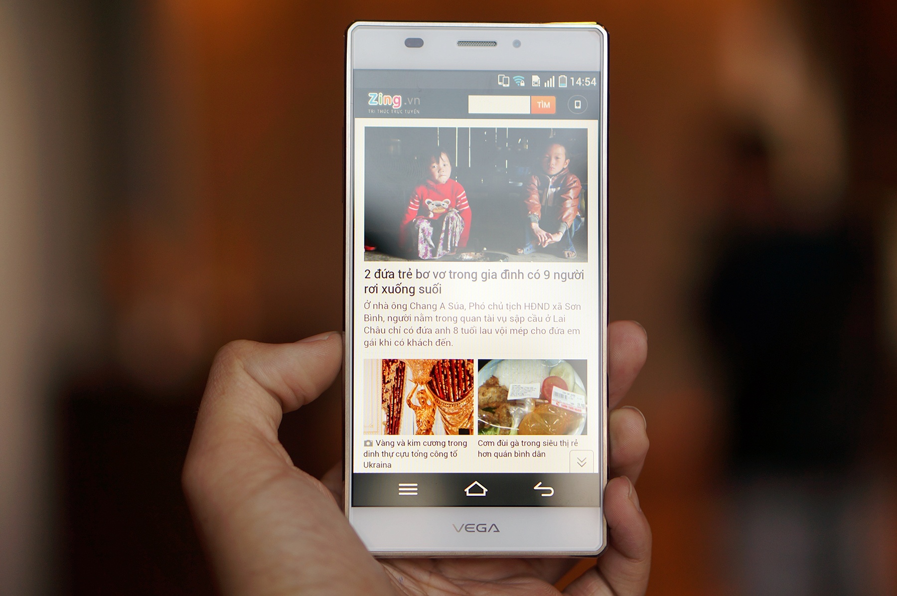 Pantech tuyen chien voi dien thoai Sky Vega xach tay o VN hinh anh